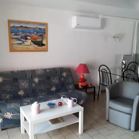 Holiday home Agreable Maison Dans Calme A 50 M Climatisee Et Wi-fi Gratuit