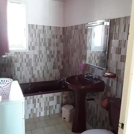 Holiday home Agreable Maison Dans Calme A 50 M Climatisee Et Wi-fi Gratuit